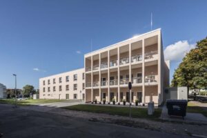 Ein Gebäude, was einer Hotelanlage ähnelt.