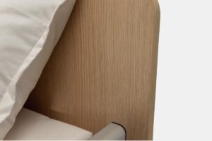 Nahe Aufnahme von einem Seracare Kopfteil aus Holz.