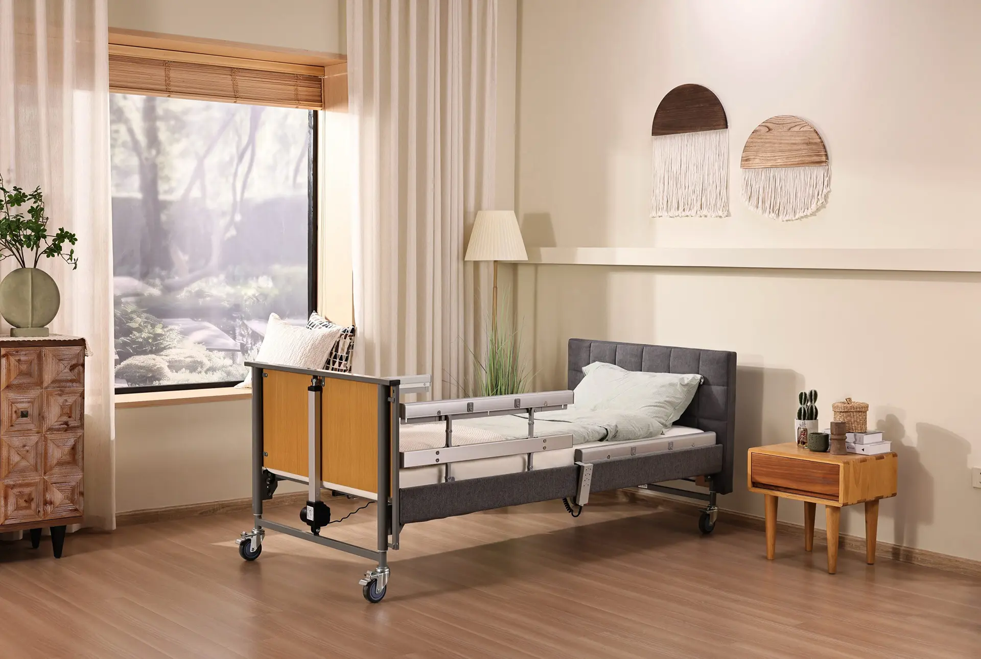 Ecofit S Pflegebett mit Stoffhusse und Aluminium-Seitengittern in einem hellen, wohnlichen Schlafzimmer – modernes und funktionales Pflegebett für komfortable Pflege.