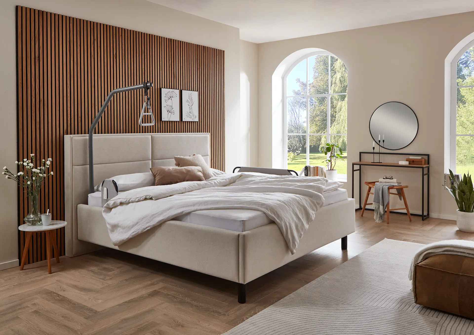 Lift Up Polsterbett von tecfor care in einem modern eingerichteten Schlafzimmer – höhenverstellbares Komfortbett mit wohnlichem Design für die häusliche Pflege.