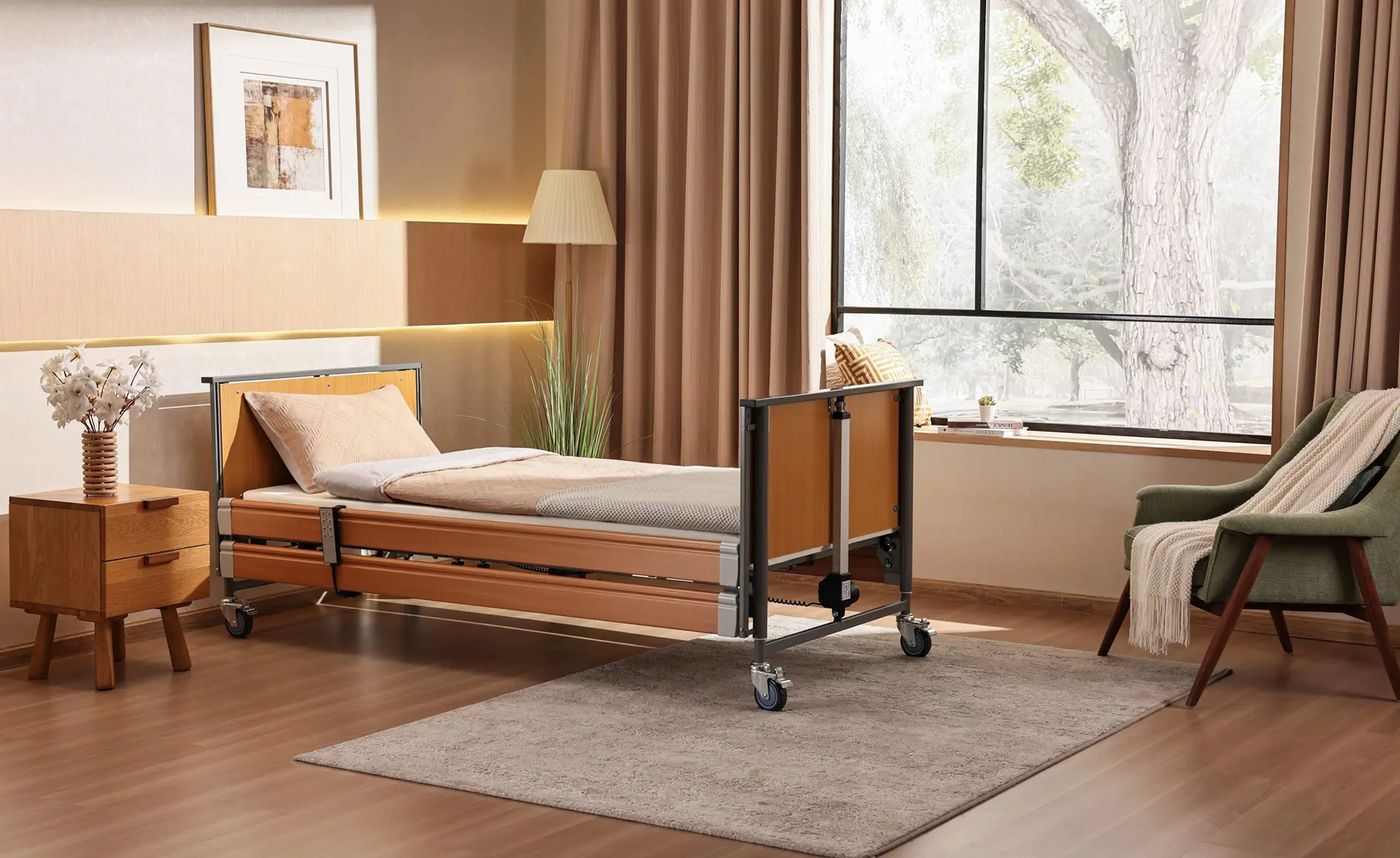 Pflegebett Ecofit S ohne Stoffhusse im Standard-Holzdesign in einem warm eingerichteten Schlafzimmer – funktionales, höhenverstellbares Pflegebett für die häusliche Pflege